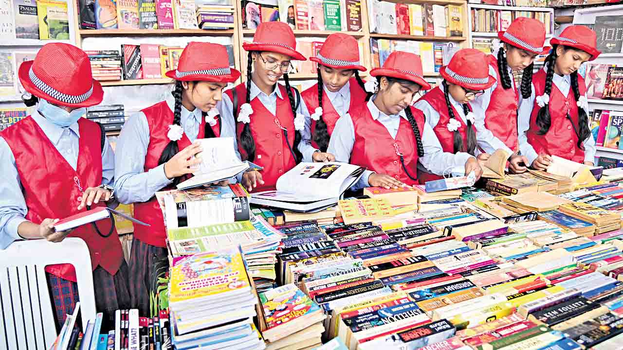 పుస్తక పఠనం జ్ఞాన సాధనం