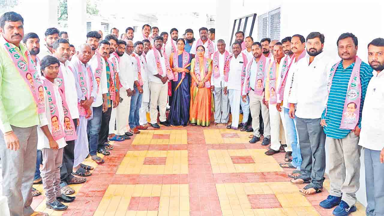 గులాబీ గూటికి కాంగ్రెస్‌ నేతలు