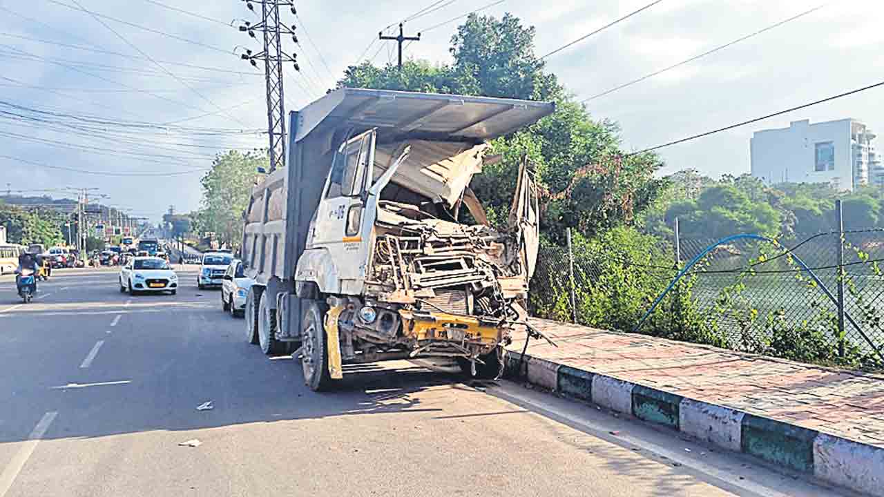 విప్రో సర్కిల్‌లో టిప్పర్‌ బీభత్సం