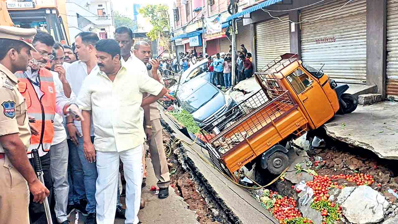 అక్రమ నిర్మాణాలతో కుంగిన నాలా