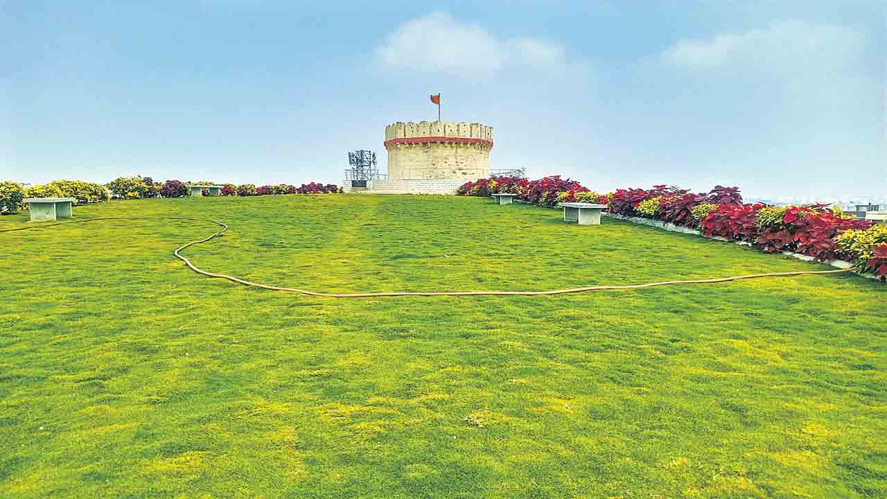 గోల్కొండలా..బట్టేల్‌గుట్ట కోట..!