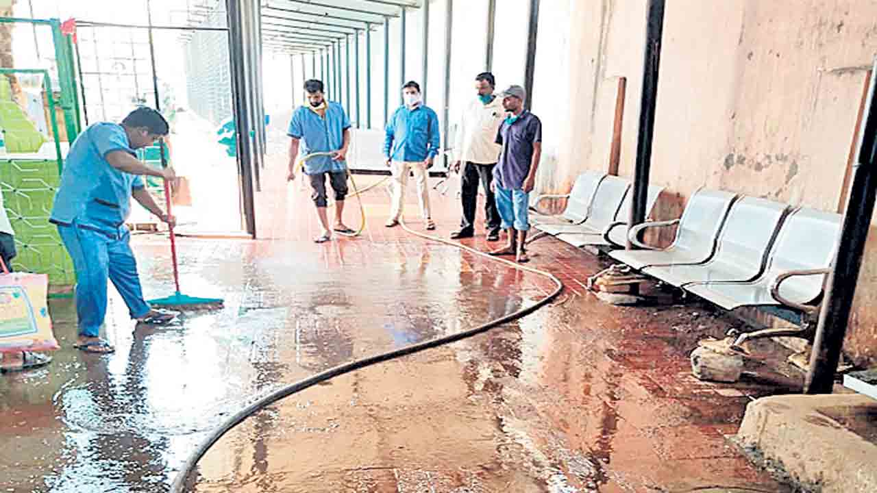 ప్రసూతి దవాఖానలో..పారిశుధ్య పనులు