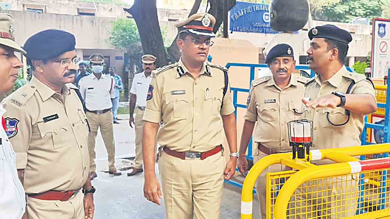 సిటీలో లైటింగ్‌తో కూడిన జిగ్‌జాగ్‌ బారికేడ్లు