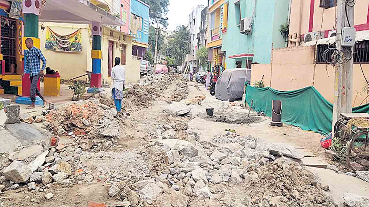 అస్తవ్యస్తంగా భూగర్భ డ్రైనేజీ పనులు