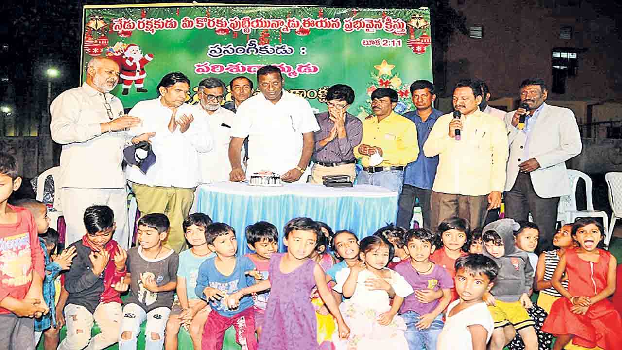 ఘనంగా మినీ క్రిస్మస్‌ వేడుకలు