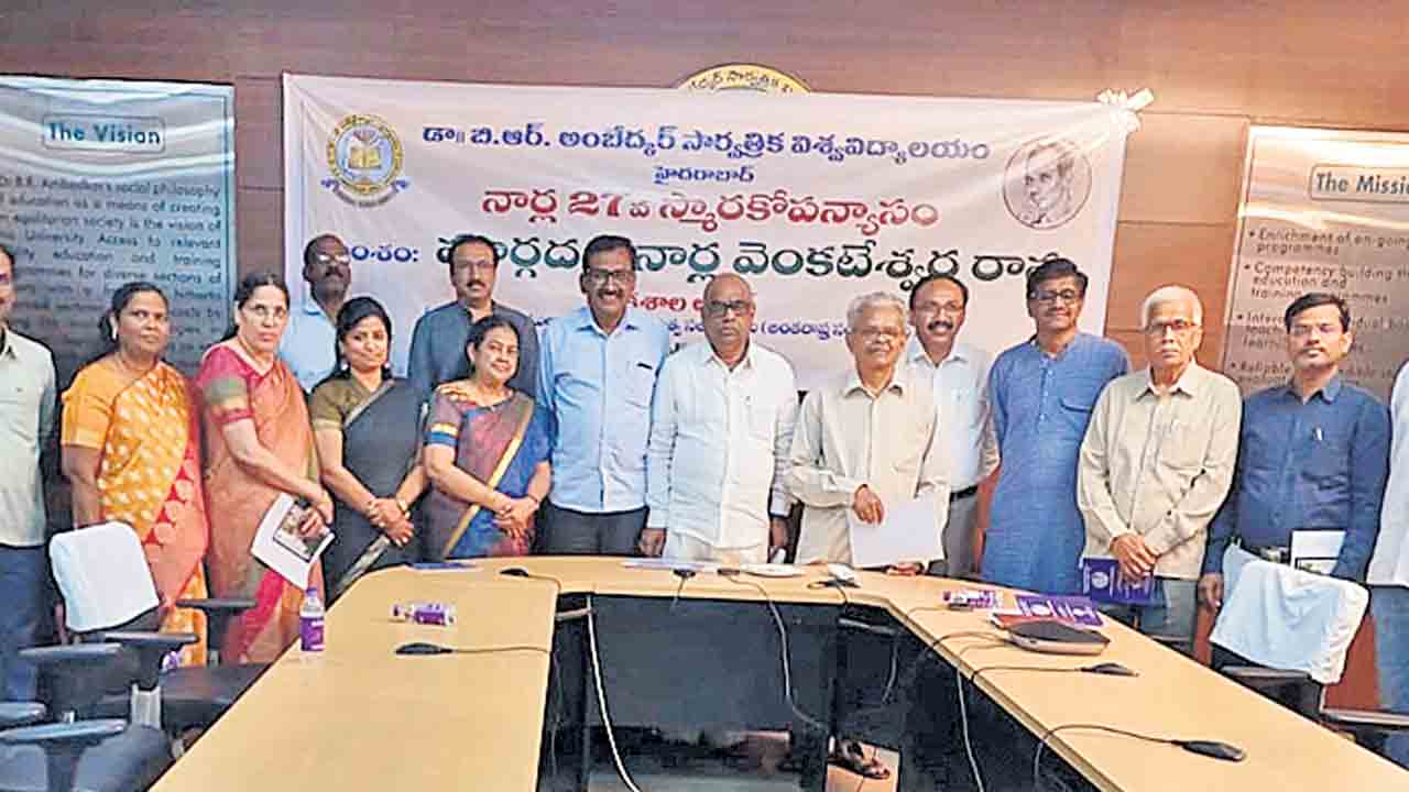 పాత్రికేయులు పరిశోధనాత్మక కథనాలు రాయాలి
