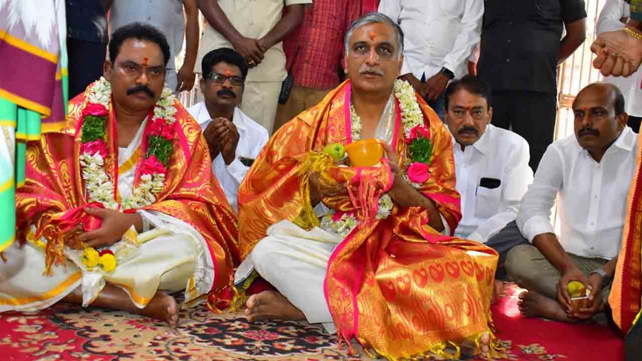 కొండగట్టు అంజన్నను దర్శించుకున్న మంత్రి హరీశ్‌ రావు