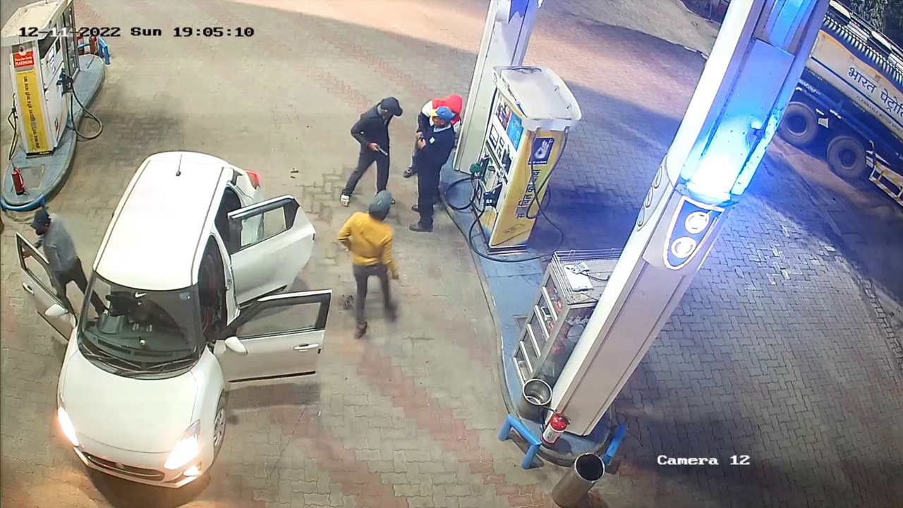 Video | కేవలం 8 నిమిషాల్లో నాలుగు పెట్రోల్‌ పంపులు లూటీ..!