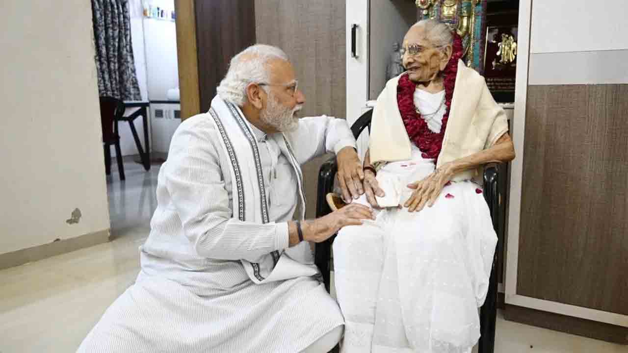 Heeraben Modi | ప్రధాని మోదీ తల్లికి అనారోగ్యం.. చికిత్స అందిస్తున్న వైద్యులు