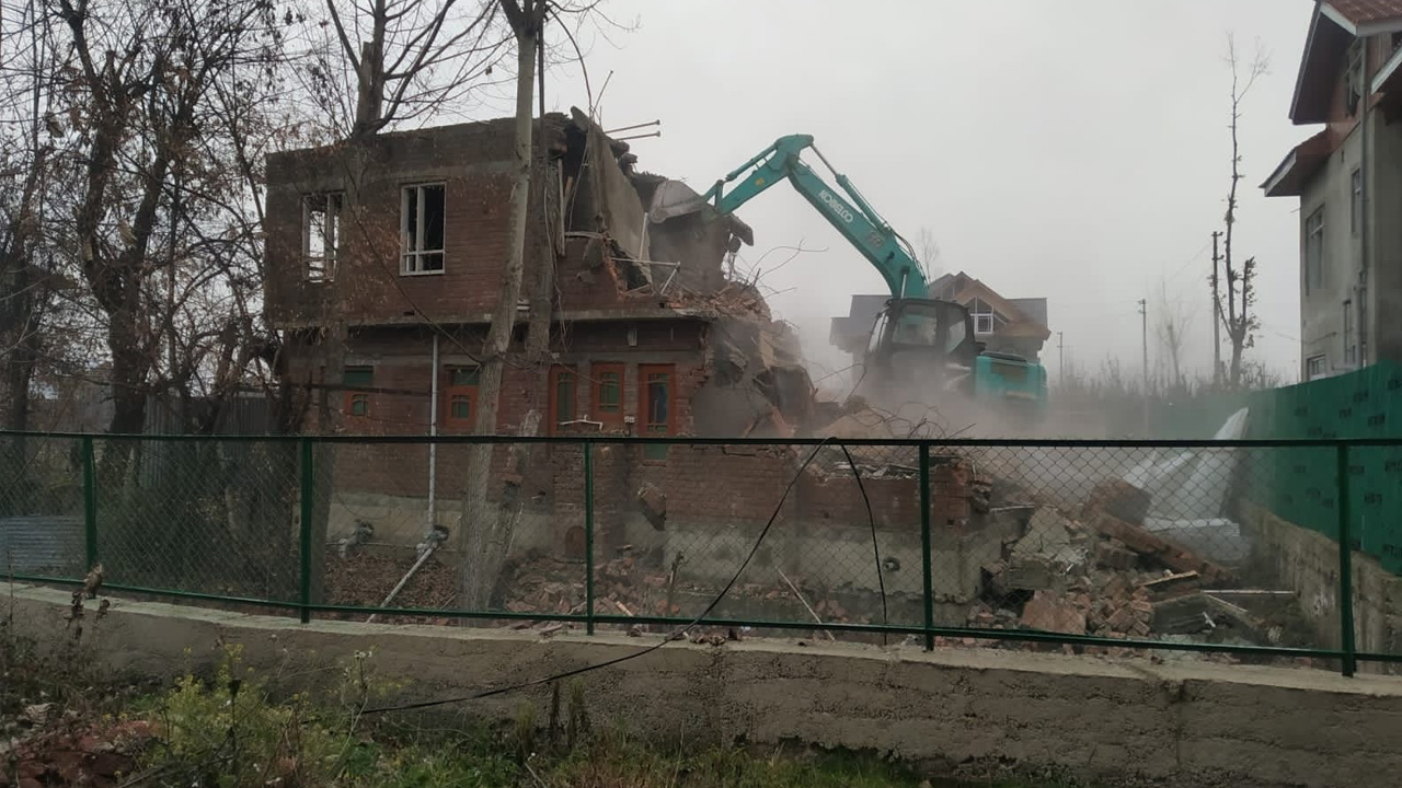 ప్రభుత్వ భూమి ఆక్రమించి ఇల్లు నిర్మిస్తున్న ఉగ్రవాది.. కూల్చివేసిన అధికారులు