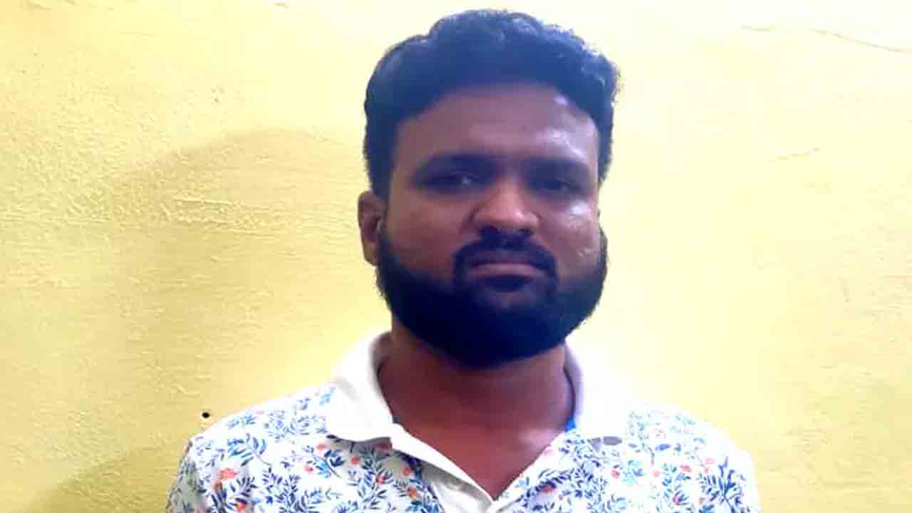 ప‌ని మ‌నిషికి బ‌ల‌వంతంగా ముద్దుపెట్టిన ఐటీ ఉద్యోగి