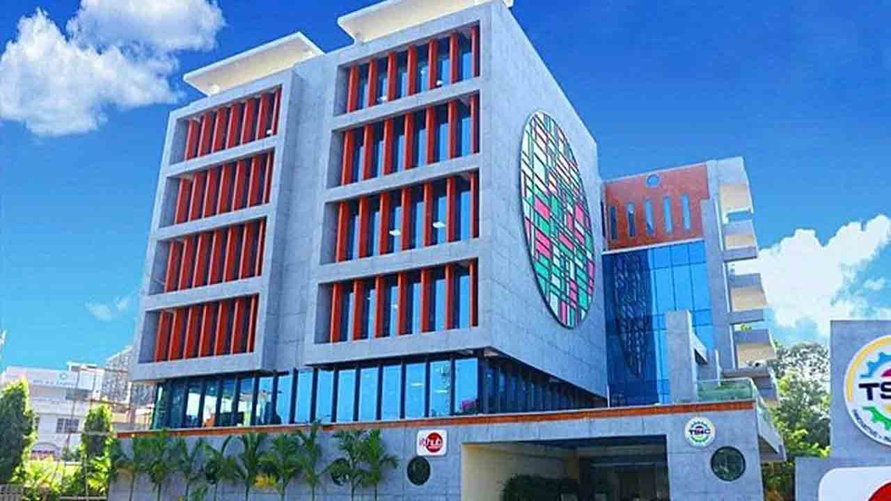 త్వ‌ర‌లోనే ఆ జిల్లాల్లో ఐటీ హ‌బ్‌లు ప్రారంభం : మంత్రి కేటీఆర్