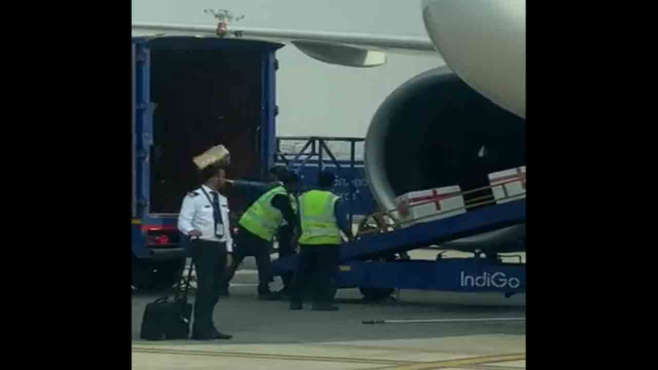 Watch: బ్యాగేజ్‌ను నిర్లక్ష్యంగా విసిరేసిన సిబ్బంది.. వైరల్‌ వీడియోపై స్పందించిన ఇండిగో