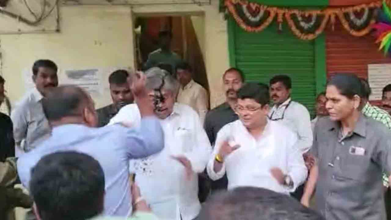 Watch: అంబేద్కర్, ఫూలేపై బీజేపీ మంత్రి వ్యాఖ్యలు.. ఆయన ముఖంపై ఇంకు చల్లి నిరసన