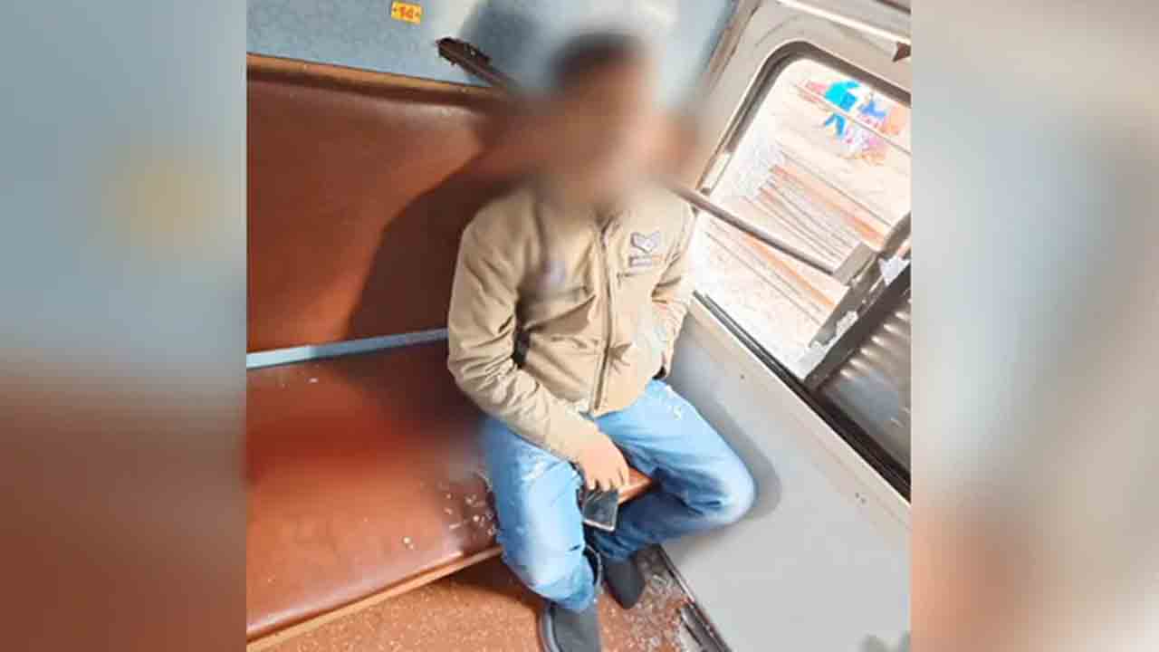 రైలులో కిటికీ వద్ద కూర్చొన్న వ్యక్తి.. మెడలోకి ఇనుప రాడ్‌ దిగడంతో మృతి