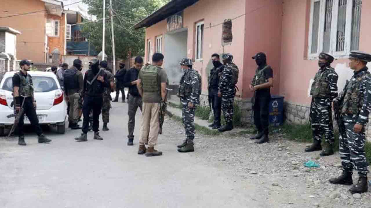 Terrorists kill non local | జమ్ముకశ్మీర్‌లో స్థానికేతర వ్యక్తిని కాల్చి చంపిన ఉగ్రవాదులు