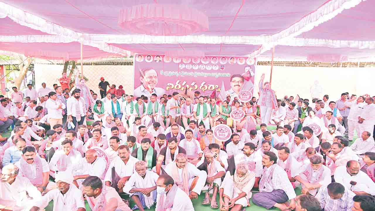 రైతులు పంట కల్లాలు నిర్మించుకుంటే తప్పేంటి?