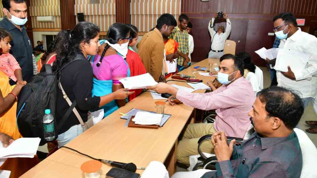 ప్రజా సమస్యలను పరిష్కరించాలి