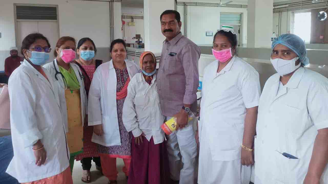 వీబీ ఫౌండేషన్‌కు అనాథ వృద్ధురాలు