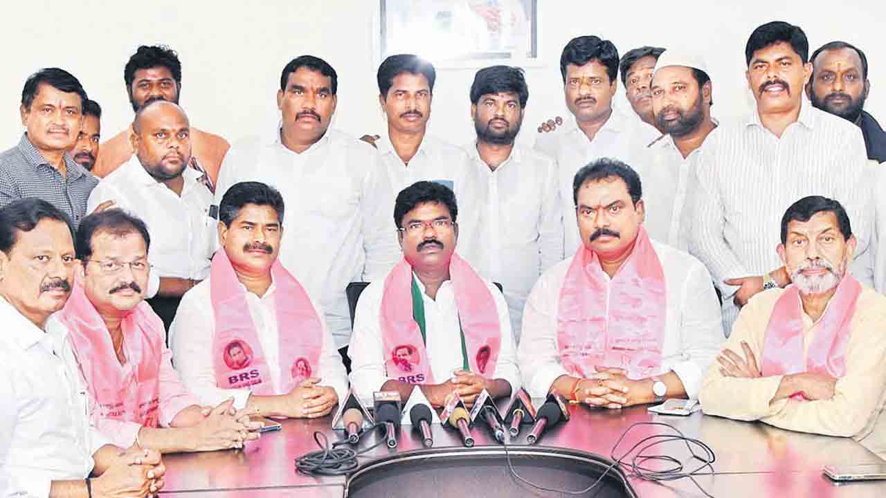 మోటర్లకు మీటర్లు పెట్టే వాళ్లా..ఉచిత విద్యుత్‌ ఇచ్చే వాళ్లా..