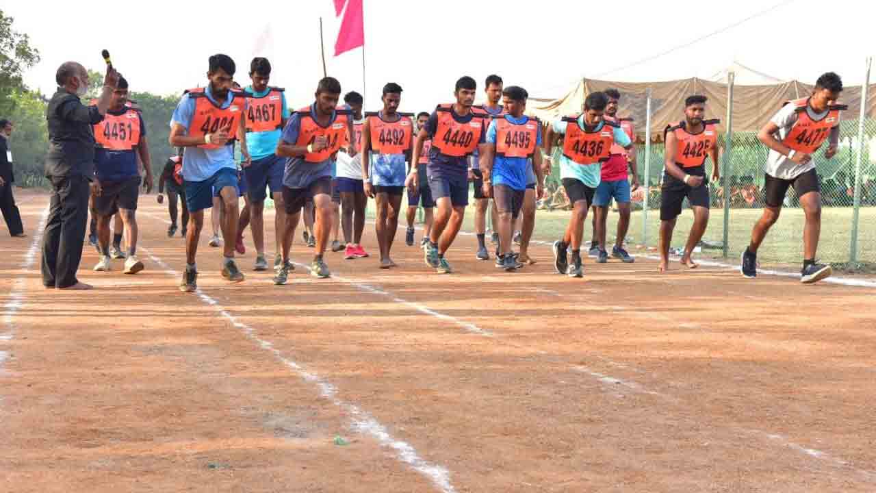 కొనసాగుతున్న దేహదారుఢ్య పరీక్షలు