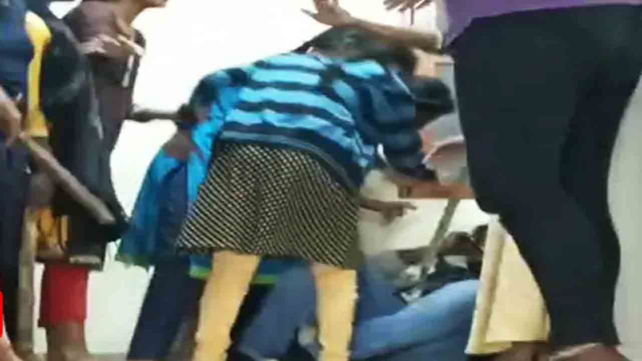 Viral Video: హెడ్‌మాస్టర్‌ను కర్రలతో చితకబాదిన విద్యార్థినులు.. ఎందుకంటే?