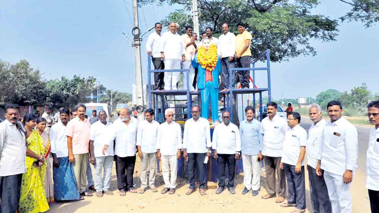 అంబేద్కర్‌ స్ఫూర్తితో పయనించాలి
