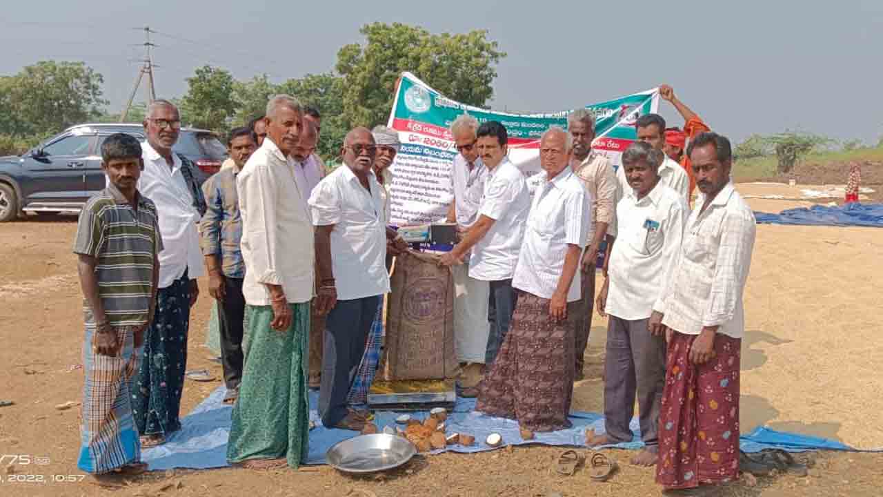 కొనుగోలు కేంద్రాల్లోనే ధాన్యం విక్రయించాలి