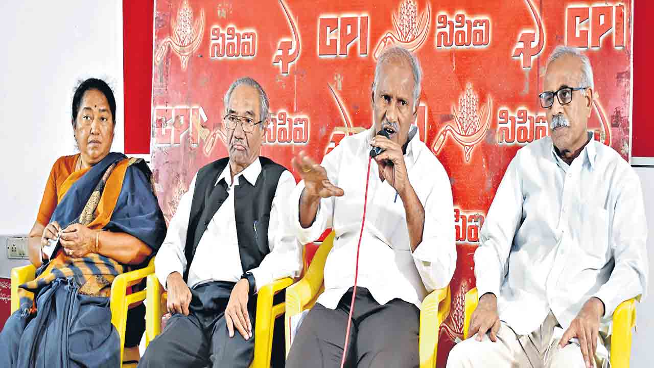 బండి సంజయ్‌ చెప్పుతో కొట్టుకొంటారా?