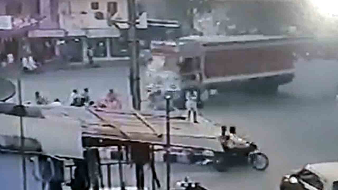 Madhya Pradesh | మధ్యప్రదేశ్లో ఘోర ప్రమాదం.. ప్రయాణికులపైకి దూసుకెళ్లిన లారీ..!