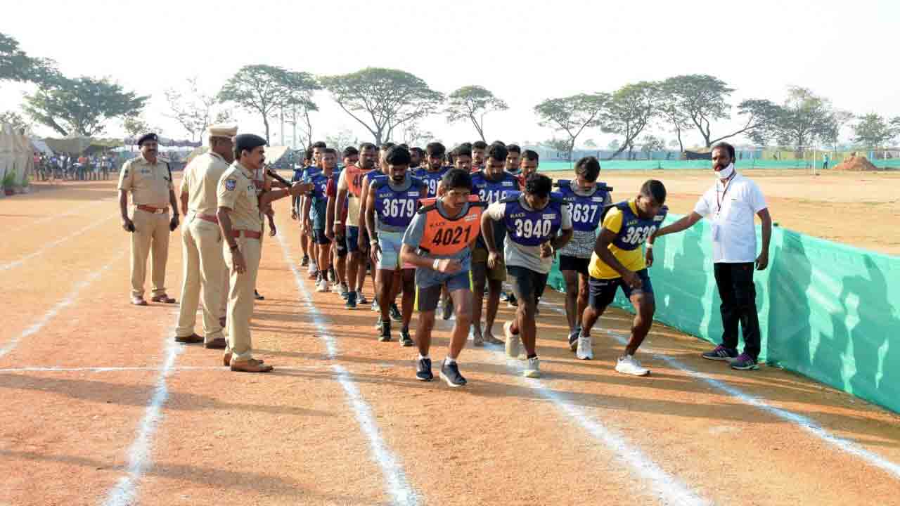 పాలమూరులో పోలీస్‌ దేహదారుఢ్య పరీక్షలు