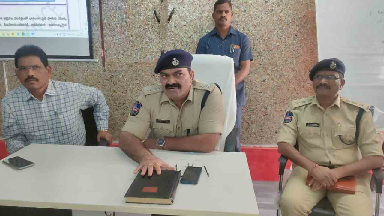 శాంతి భద్రతలను పర్యవేక్షించాలి