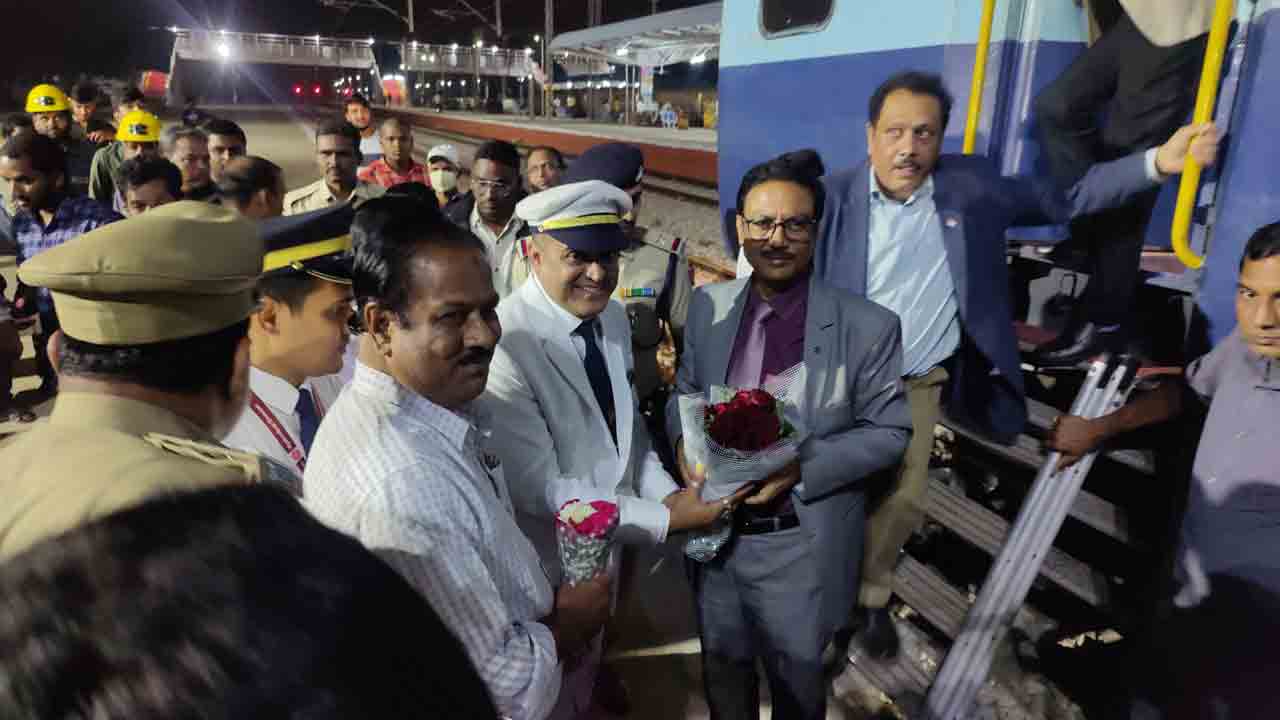 ప్రయాణికులకు రైల్వేసేవలు మరింత చేరువ