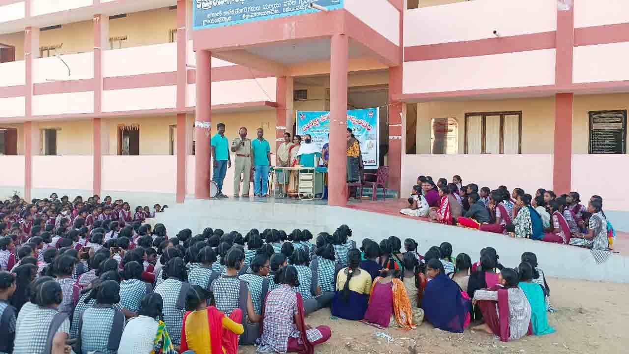 విద్యార్థులు క్రమశిక్షణతో చదవాలి