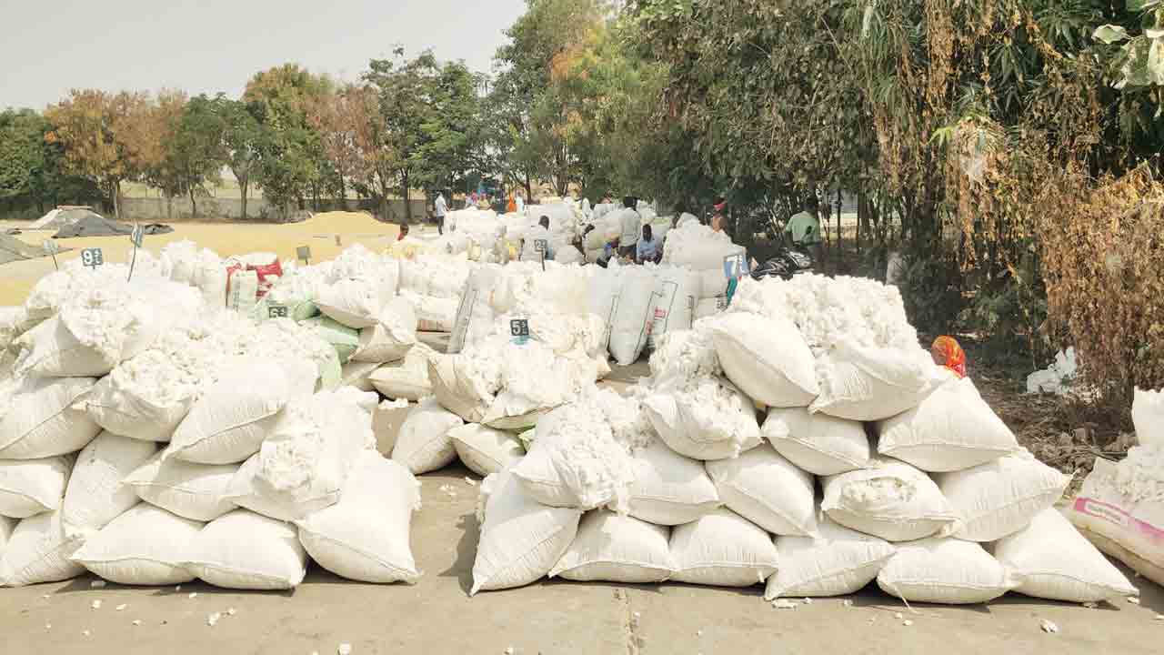 ఆందోళన చెందుతున్న కర్షకులు