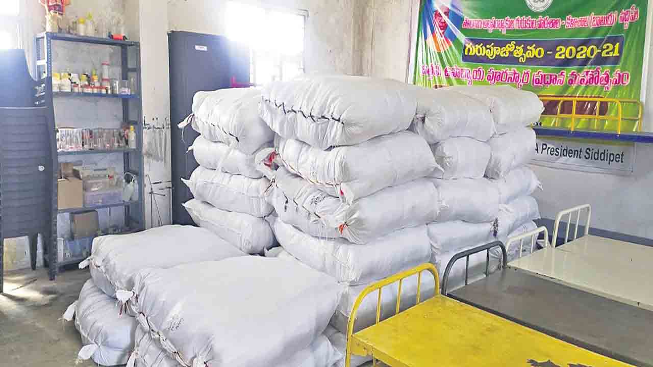 క్రిస్మస్‌ కానుకలొచ్చాయ్‌..