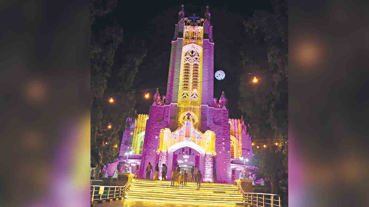 సర్వాంగ సుందరంగా ముస్తాబైన మెదక్‌ చర్చి