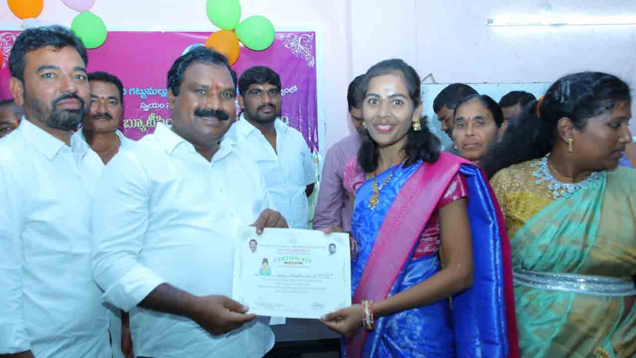 స్వయం ఉపాధితో మహిళలు ఆర్థికంగా అభివృద్ధి చెందాలి : ఎమ్మెల్యే అరూరి రమేశ్‌