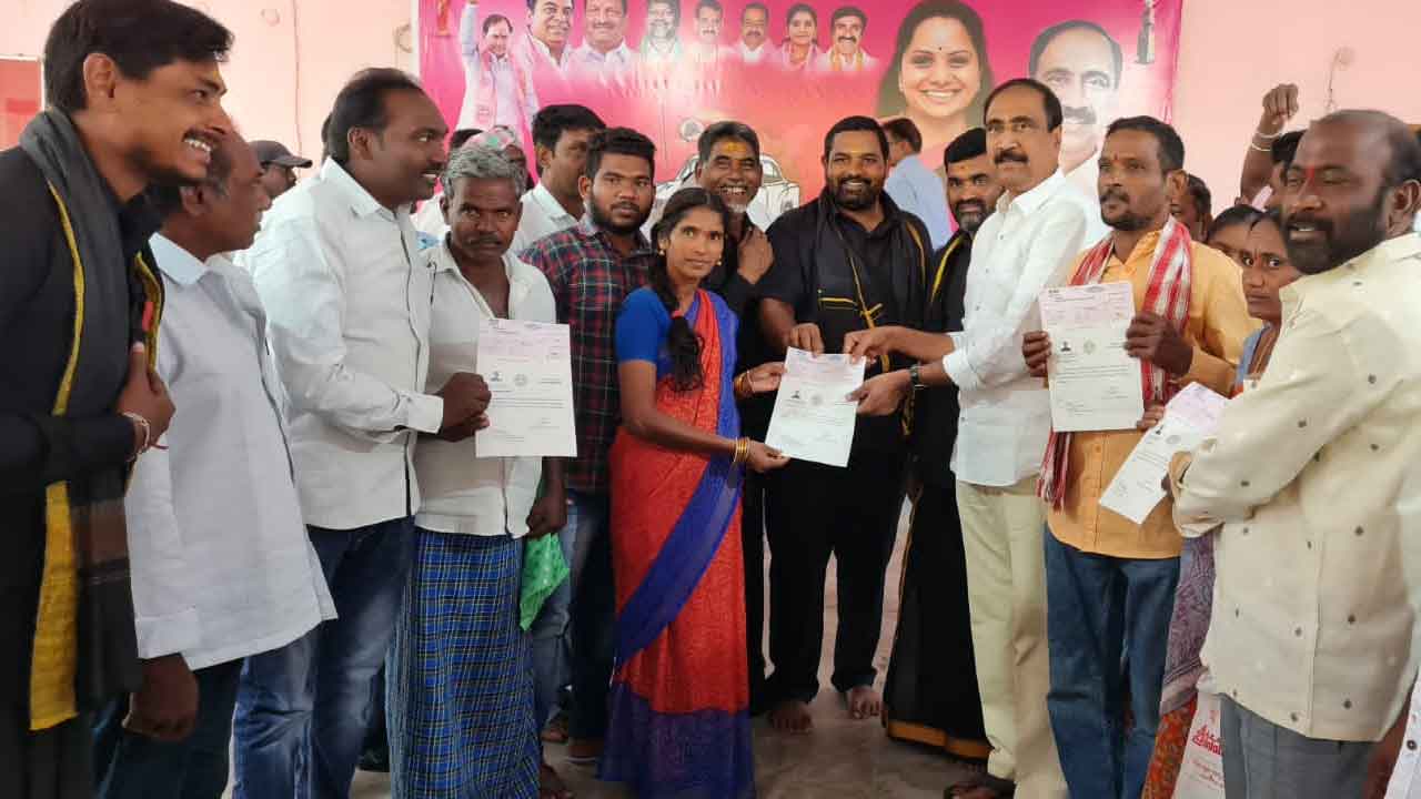 CM relief fund | 75 మందికి సీఎం సహాయ నిధి చెక్కులు అందజేసిన ఎమ్మెల్యే సంజయ్‌