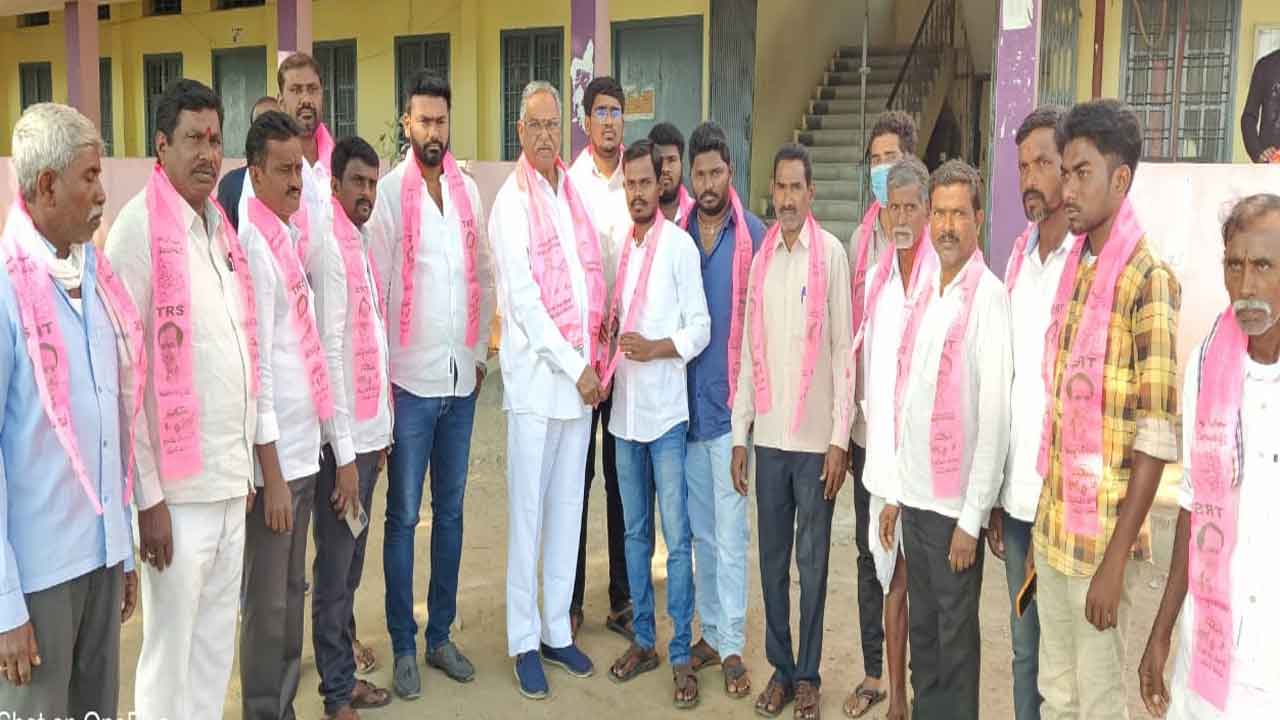 బీఆర్‌ఎస్‌లోకి నిట్టూరు పంచాయతీ కాంగ్రెస్‌ నేతలు