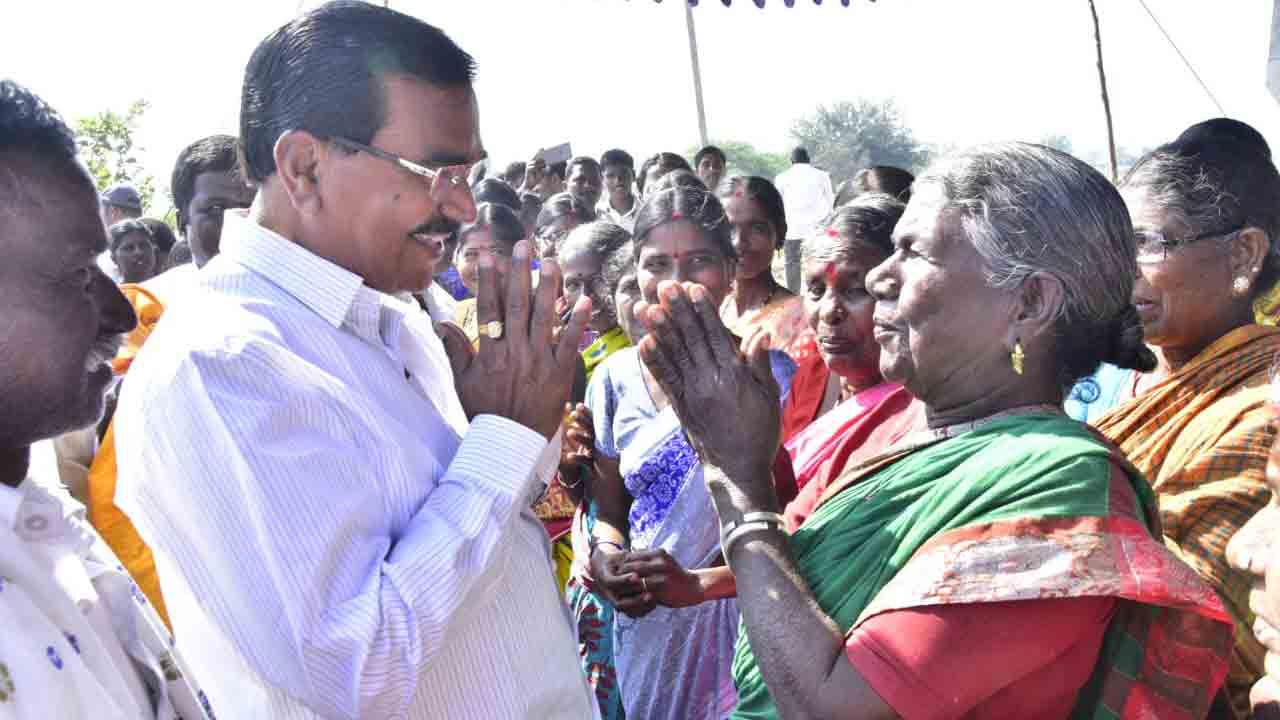 చేనుకు నీరు.. చేతికి పని..