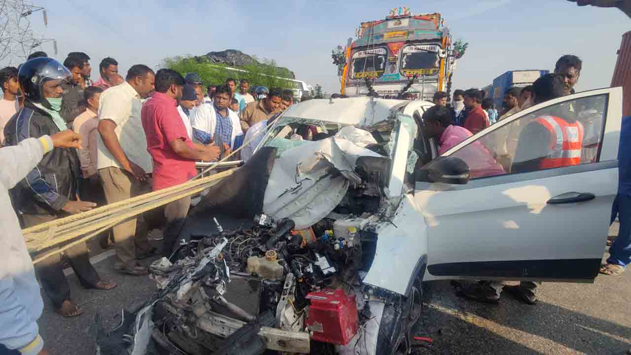 కంటైనర్‌ను ఢీకొన్న కారు