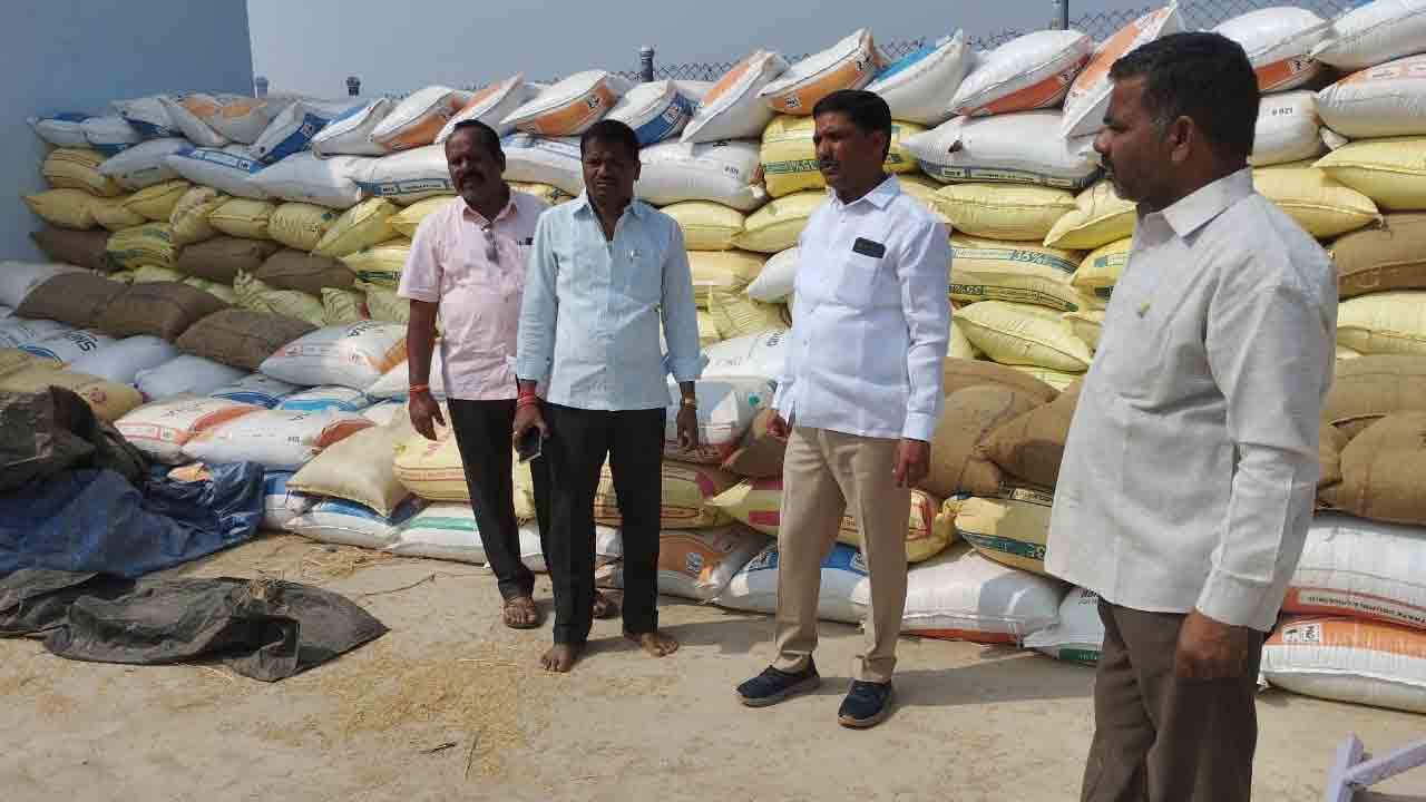 మార్కెట్‌ ఫీజు చెల్లించకపోతే చర్యలు