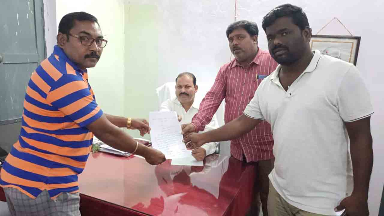 పెట్రోల్‌బంక్‌ నిర్వాహకులపై చర్యలు తీసుకోవాలి