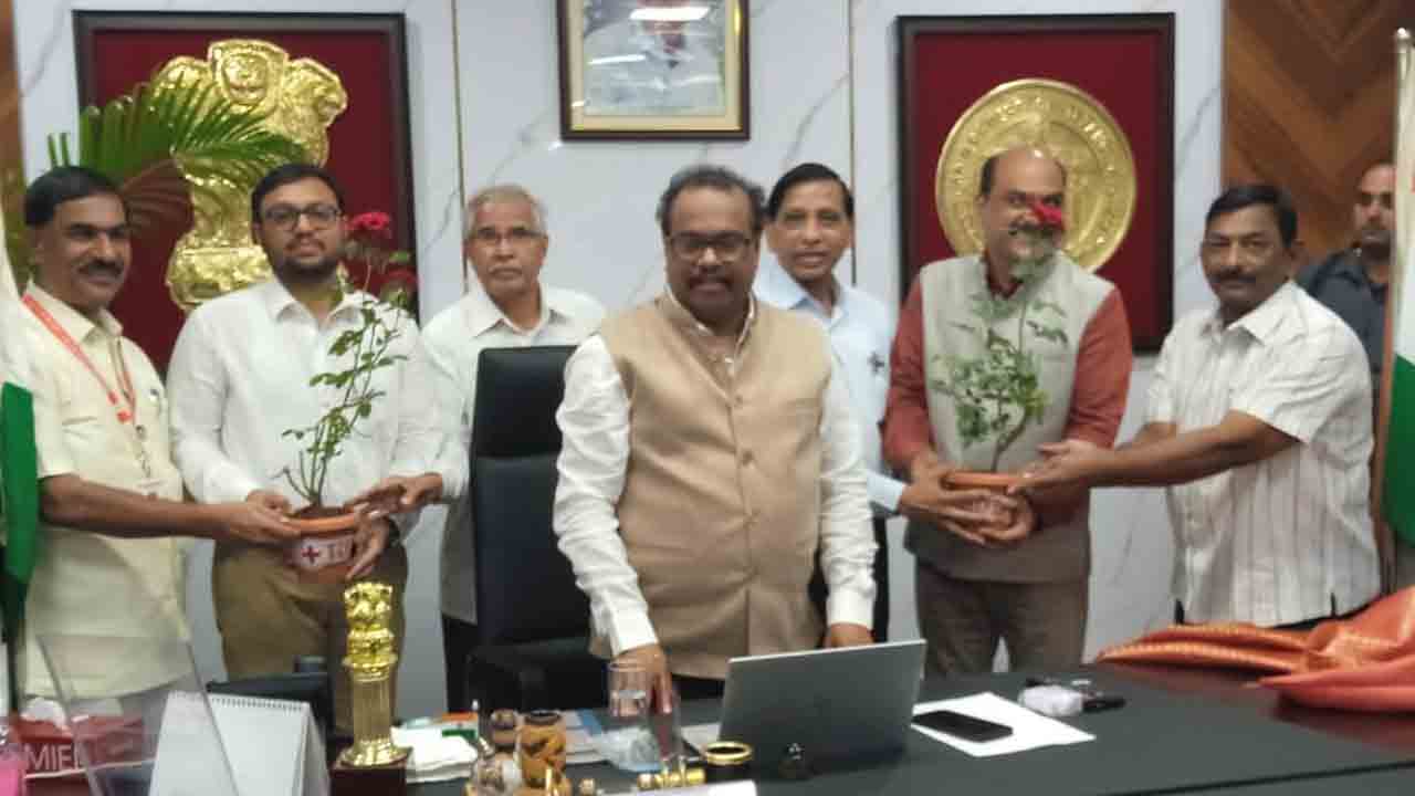 భూసేకరణ సమస్యలు పరిష్కరించాలి