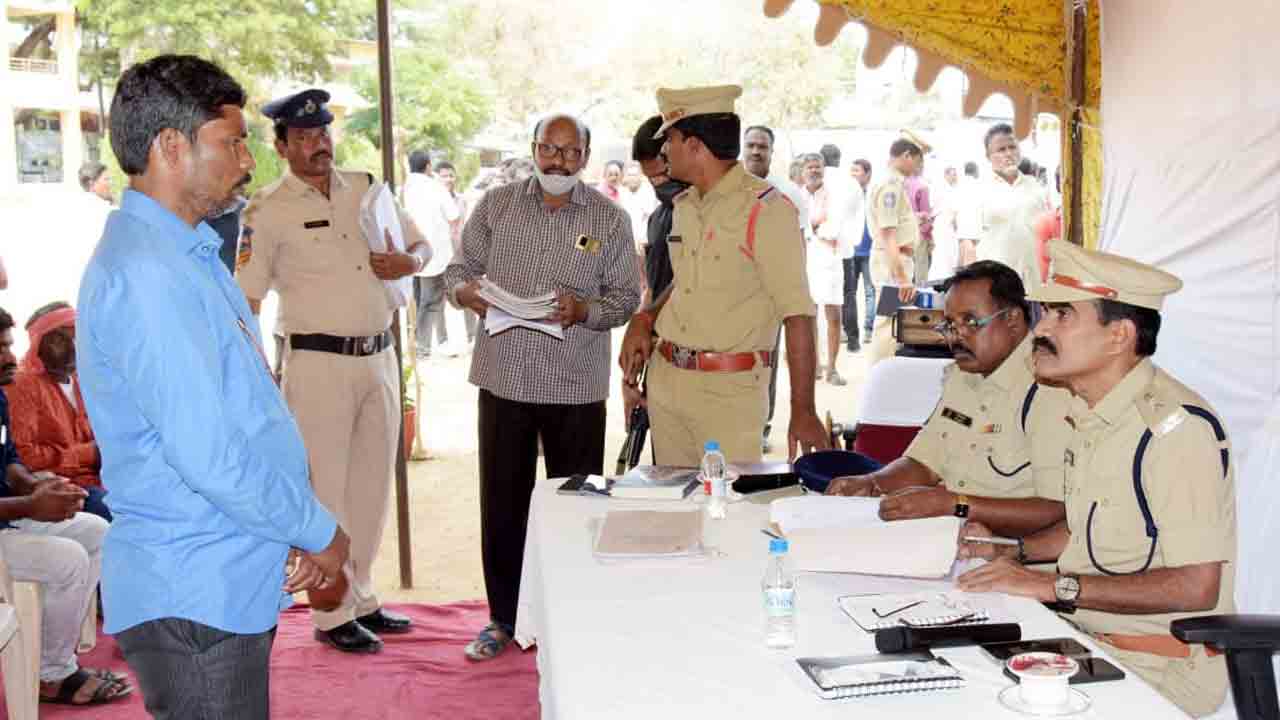 చట్ట వ్యతిరేక కార్యకలాపాలకు పాల్పడితే చర్యలు