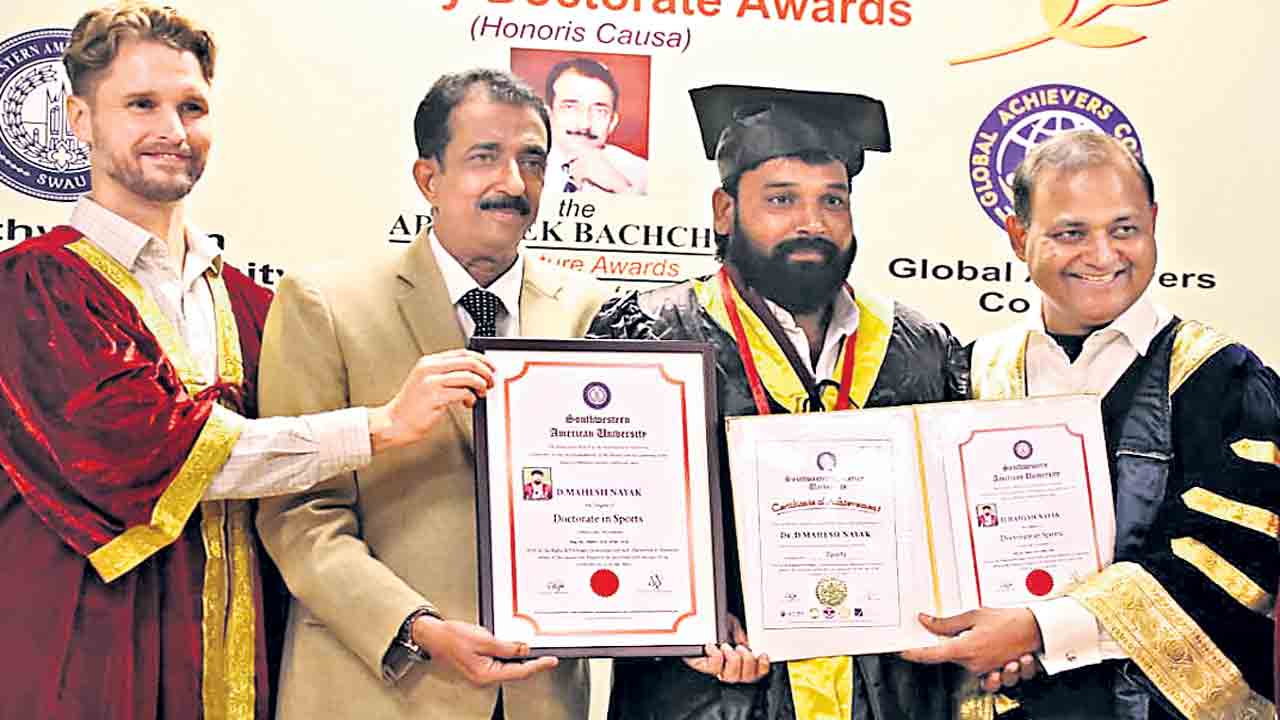 దివ్యాంగ క్రికెటర్‌ మహేశ్‌కు డాక్టరేట్‌