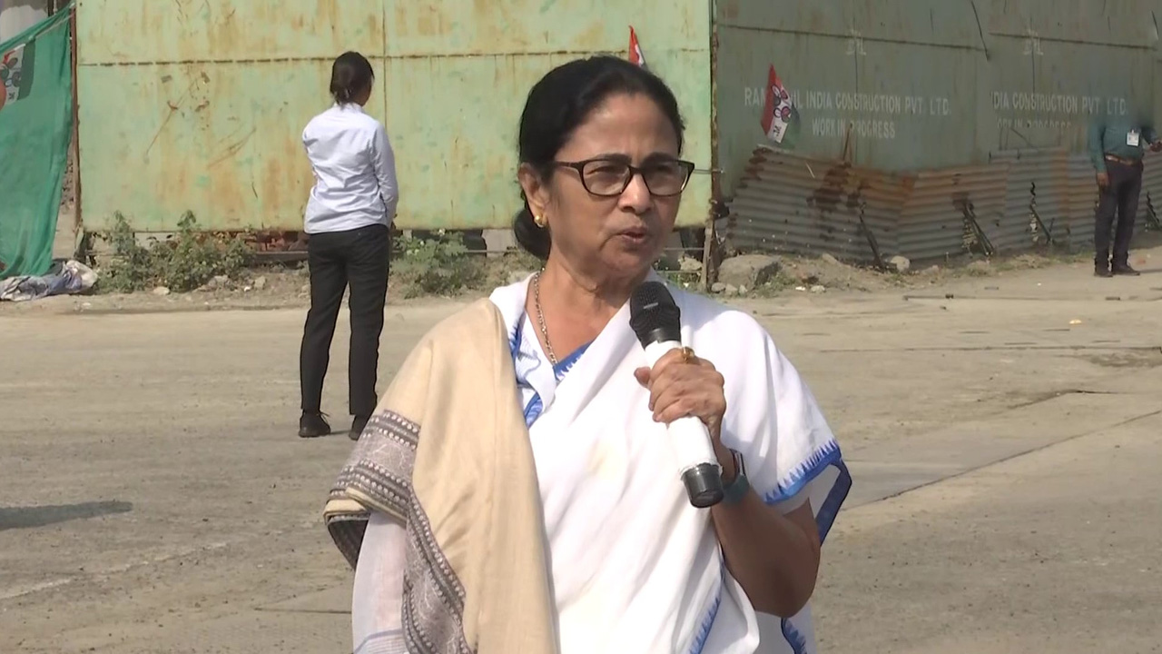 మోదీ, ఆయన పార్టీ నేతలు వీవీఐపీలు.. వాళ్లు ఏదైనా చేయగలరు: మమతాబెనర్జి ఎద్దేవా