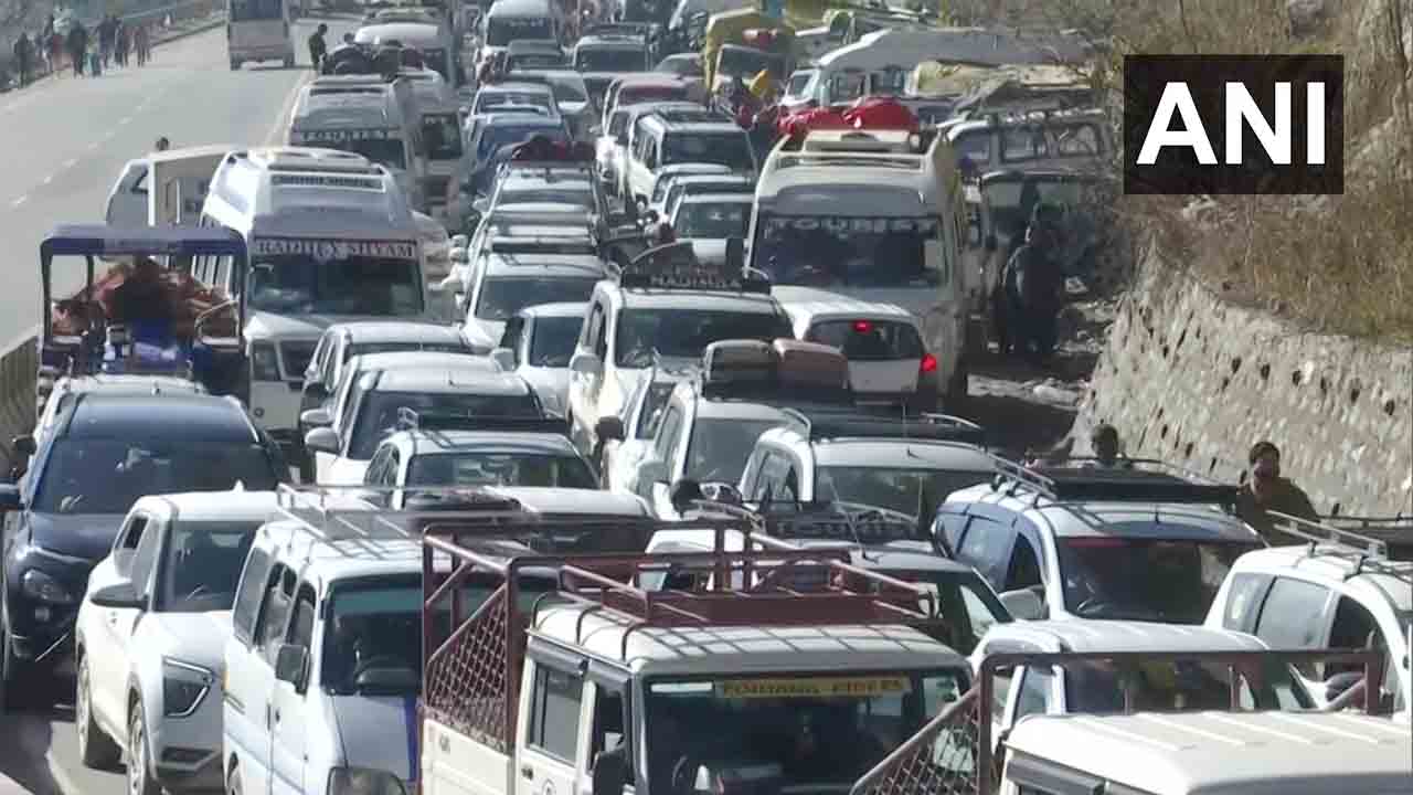 కొత్త ఏడాది వేళ.. కిటకిటలాడుతున్న పర్యాటక కేంద్రాలు.. మనాలీలో భారీగా ట్రాఫిక్‌ జామ్‌