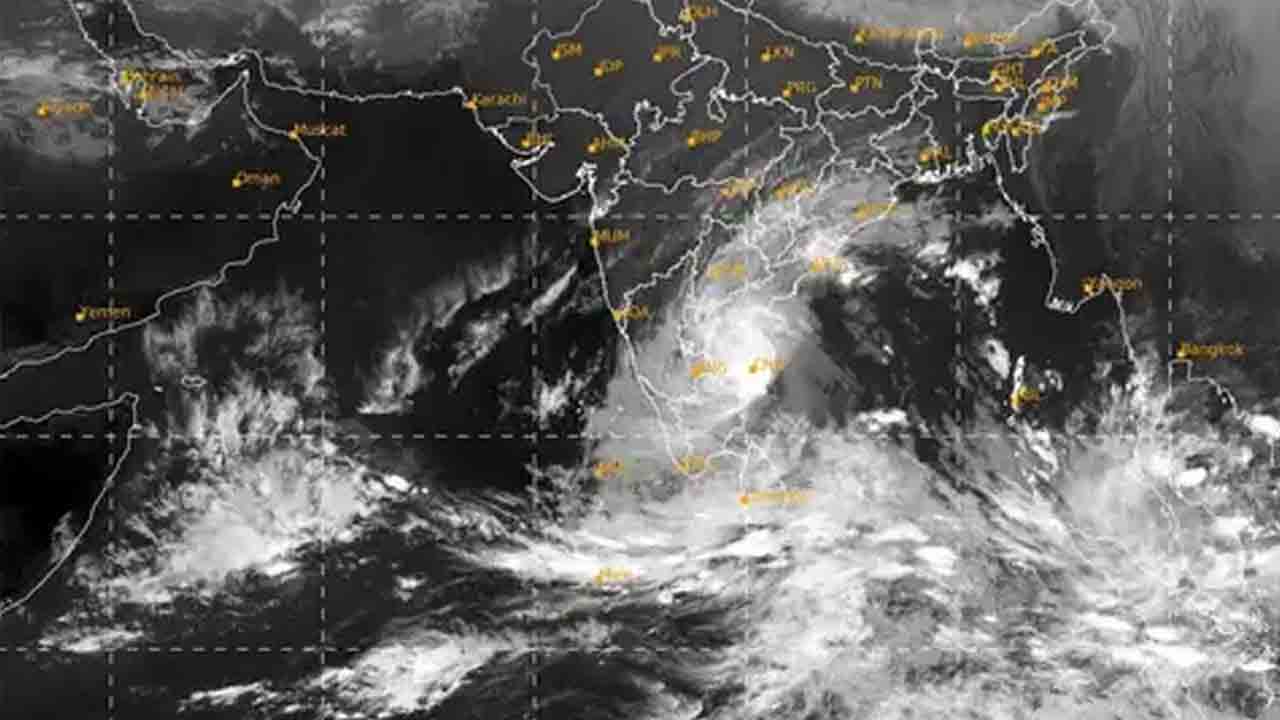 తీరందాటిన మాండూస్‌ తుఫాన్‌.. నెల్లూరులో భారీ వర్షాలు